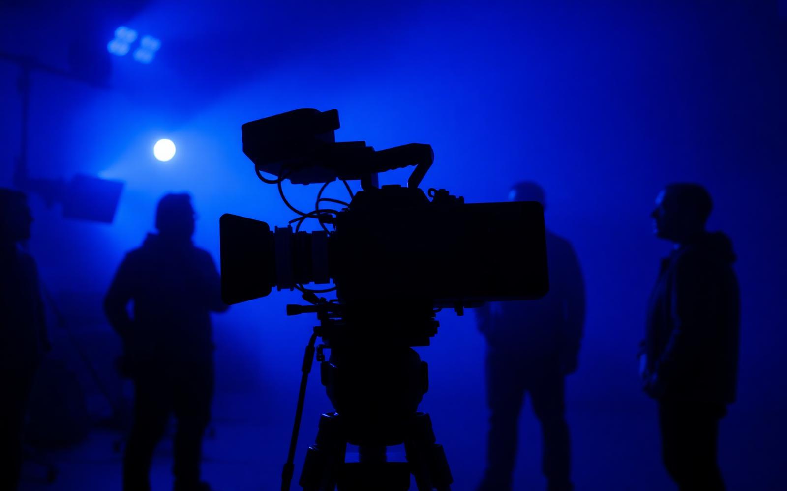 Filmkamera på inspelningsplats i blått ljus